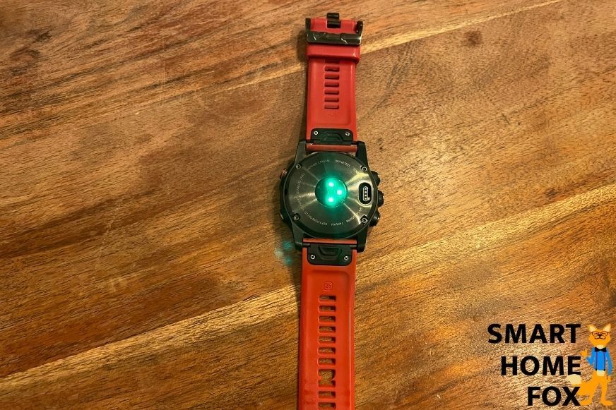 Man sieht die Sensoren der Garmin Fenix 5X Plus auf der Rückseite der Uhr. 